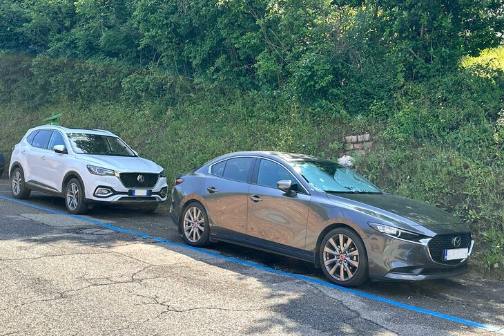 ルーマニアから来た「マツダ3セダン」。左は上海汽車系の「MG　HS」。