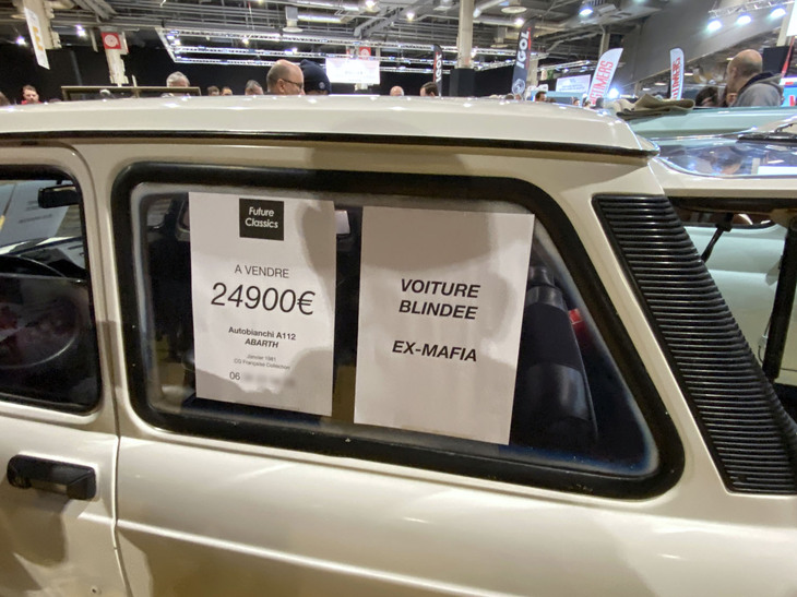 「装甲仕様。元マフィア」の張り紙が。