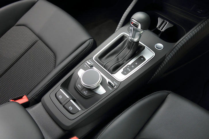 トランスミッションはデュアルクラッチ式の7段ATのみ。シフトレバーの手前には、インフォテインメントシステムの操作スイッチが並ぶ。