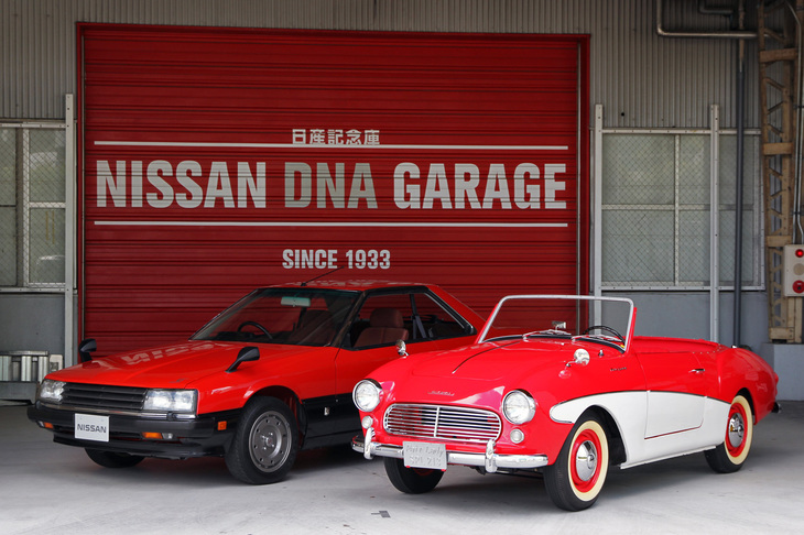 同乗試乗に供された2台。右は北米輸出専用車の1961年「ダットサン・フェアレディ」（SPL213）、左は1983年「日産スカイライン ハードトップ2000ターボRS」（KDR30）。