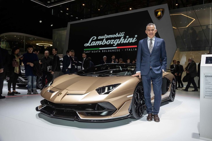 ランボルギーニ・アヴェンタドールSVJロードスターとアウトモビリ・ランボルギーニのマウリツィオ・レッジャーニCTO（最高技術責任者）。