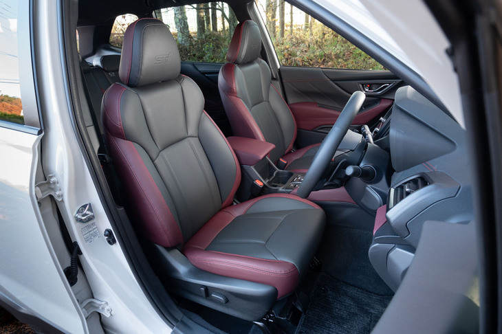 シート表皮には上質なナッパレザーを採用。ヘッドレストには「STI」のロゴがエンボス加工で施されている。