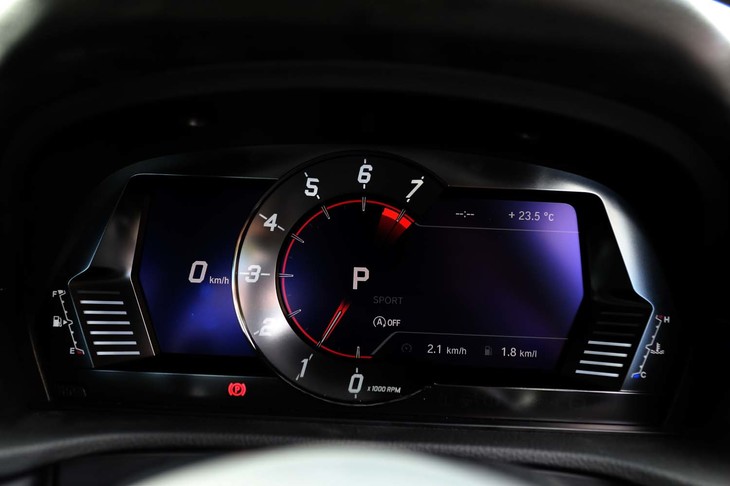 中央にエンジン回転計を配した、TFT液晶式メーター。シフトタイミングのインジケーターも備わる。