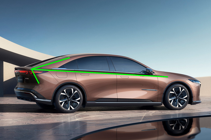 長安マツダの新型BEVセダン「EZ-6」。エッジの効いた真っすぐに伸びるショルダーラインの先端に、“背中”のラインとリア面のラインが収束する、矢印のようなイメージが取り入れられている。逆スラントしたリア面の意匠も特徴的だ。