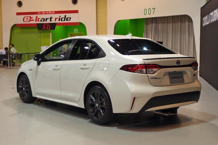 セダン「カローラ」（国内仕様車）のリアビュー。リアバンパーのほか、ルーフ、ドア、ピラー部など多くのパーツが海外仕様車と異なっている。車幅を詰めるにあたっては、ドアパネルだけでなく内部のビームも変更された。