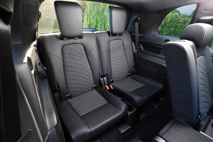 3列目シートのスペースはご覧のとおりの狭さ。身長168cm以下の乗員用と説明されている。