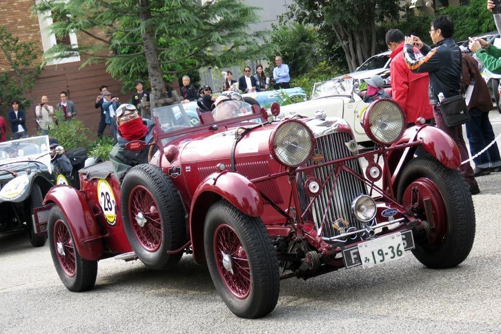 1936年式「ラゴンダLG45 タイプT7 ラピード」。まだアストンマーティンと一緒になる前のラゴンダが製作した、ベントレーと比肩する高級車である。眼福、眼福。