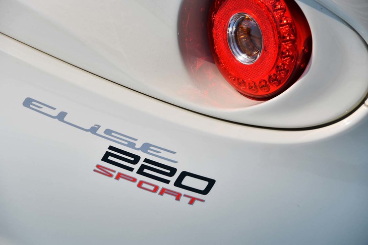 エンジンをはじめとするメカニズムは、ベースモデル「エリーゼ スポーツ220 II」と共通となる。