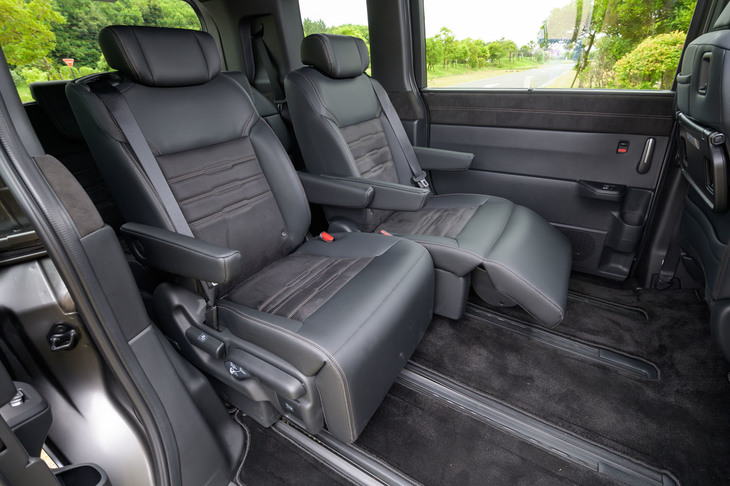 2列目キャプテンシートは、前後に加え左右にもスライド調整が可能。シートを中央側に寄せた際には、実に865mmもの前後スライド調整が可能となる。また「スパーダ プレミアムライン」では、1列目に加え2列目シートにもヒーターが装備される。