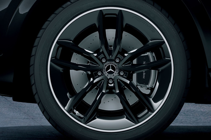 ブラックの「22インチAMGアルミホイール（RPJ）」。