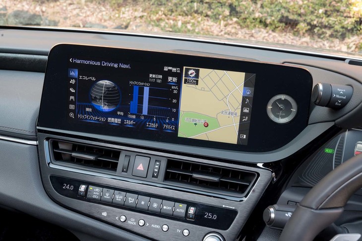 12.3インチのセンターディスプレイはタッチ操作に対応。それに合わせて搭載位置をシート側に100mm近づけ、ドライバー側に5度傾けている。