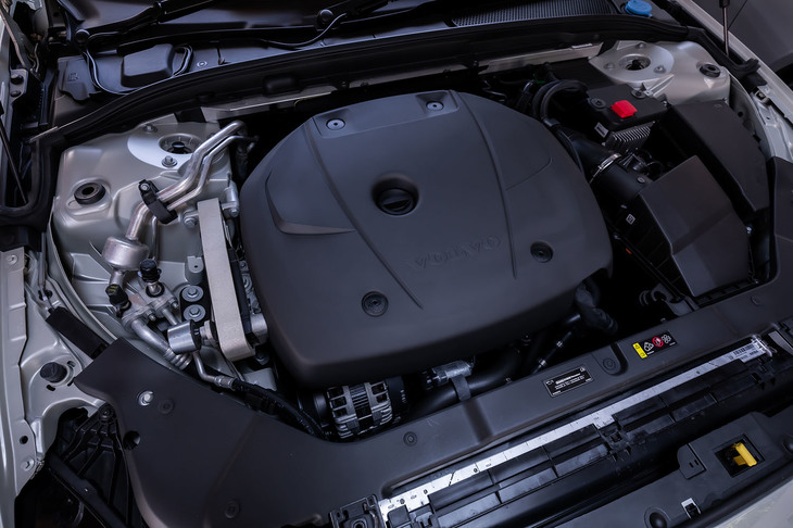 「S60 T4」に搭載される2リッター直4ターボエンジンは、最高出力190PS/5000rpm、最大トルク300N・m/1400-4000rpmという実力。トランスミッションは8段ATで、シフトセレクターでの手動変速が可能だ。S60は全世界でディーゼルエンジンの設定はない。