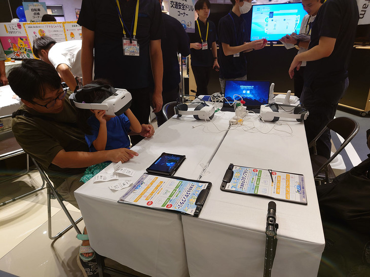 こちらも新コンテンツとなる、VR（仮想現実）の技術を活用した「交通安全教育VRコーナー」。歩行や自転車乗車中に起こりうる事故と、その回避のための注意点などを360°の映像で学ぶことができる。筆者も試してみたところ、VR映像には事故の疑似体験も含まれ、ヒヤッとするシーンがあった。