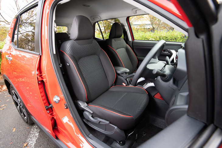 シートの仕様はグレードによって異なり、「ダイハツ・ロッキー」の「G」と「X」、「トヨタ・ライズ」の「Z」と「G」には、赤いパイピング付きのファブリックシートが装備される。