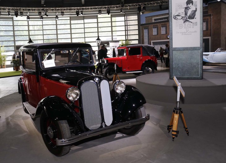 「BMW 303サルーン」（1933年）。小型車の「3/15 PS」および「3/20 PS」で成功を収めたBMWは、1960年代初頭に直列6気筒エンジンを搭載した新型車の開発に着手。それが303となった。