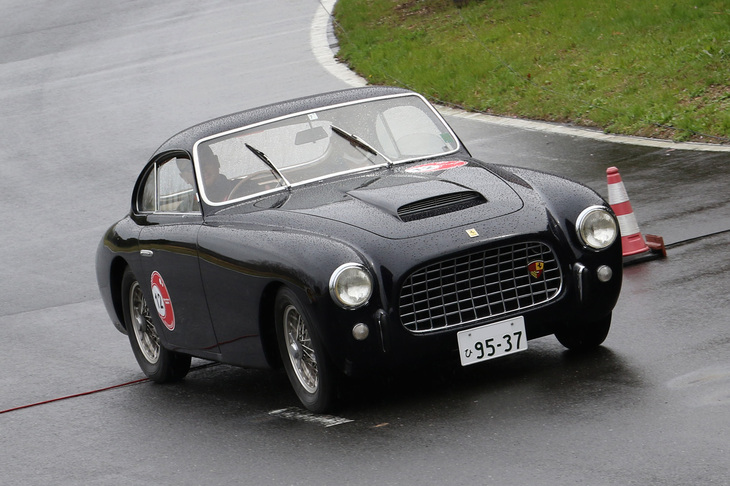 PC競技は8連続PCを3セット、計24回の計測を行った。スタートして最初の区間を走行する1951年「フェラーリ212インター」。