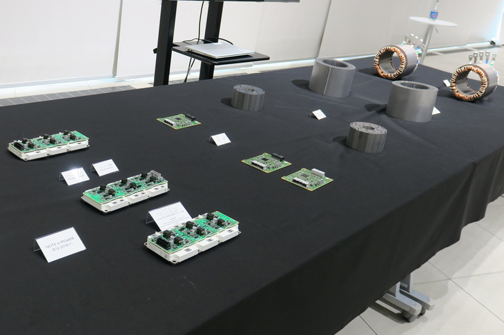 今日の電動パワートレインにおける、部品共用の進捗（しんちょく）を説明する展示。今日の「リーフ」と「ノートe-POWER」では、モーターやインバーターの主要部品などが、すでに共用化されているという。
