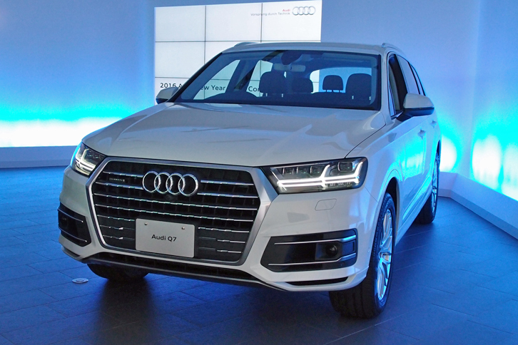 太く角ばったシングルフレームグリルが目を引く、新型「アウディQ7」のフロントまわり。ヘッドランプは、バイキセノン／LED／マトリクスLEDの3タイプが用意される。