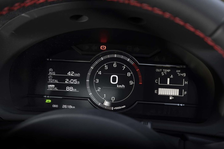 液晶式メーターの中央には大きなタコメーターがレイアウトされる。フルスケールは9000rpmでレッドゾーンは6500rpmから。