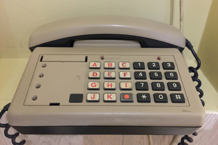 宿にあった電話。1980年代っぽさに泣けてきた。だが欧州でも“チプカシ”（カシオの低価格デジタル腕時計）がトレンドの今、意外にクールと受け取る向きも少なくないとみた。