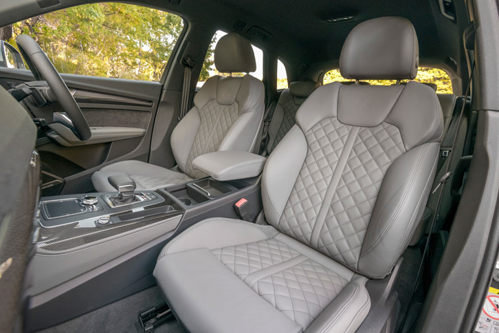 フロントシートにも「S」のロゴが備わる。テスト車にはファインナッパレザーのスポーツシート（オプション）が装着されていた。