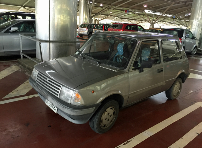イタリアのスーパーの駐車場における楽しみのひとつが、古いクルマの生存確認。これは「インノチェンティ・ミニ」。