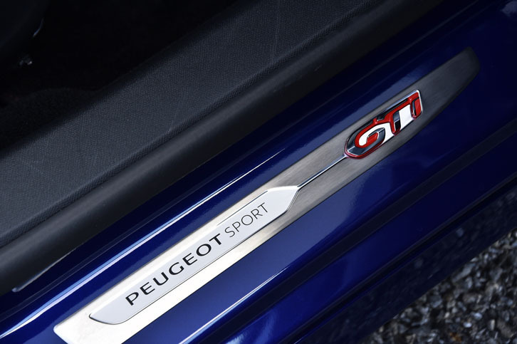 サイドシルには、「PEUGEOT SPORT」ロゴの入ったプレートが添えられる。