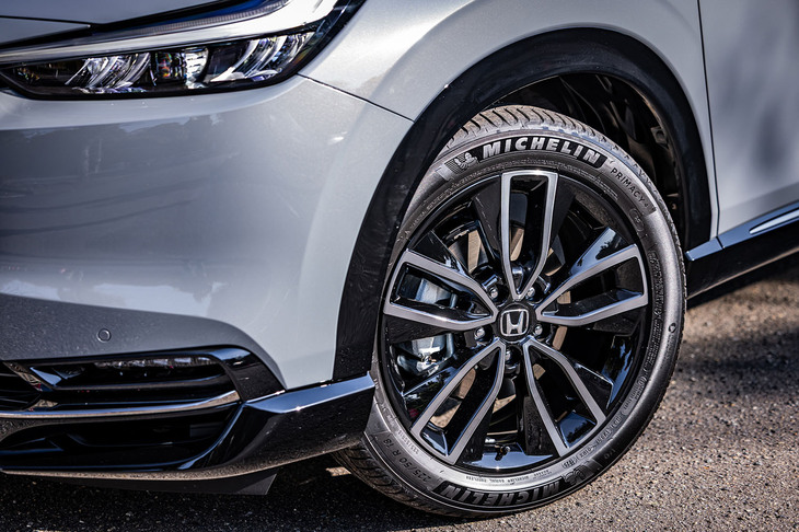 ベルリナブラック＋ダーク切削クリアの18インチアルミホイールを「RS」グレード専用アイテムとして採用。今回の試乗車は225/50R18サイズの「ミシュラン・プライマシー4」タイヤを組み合わせていた。