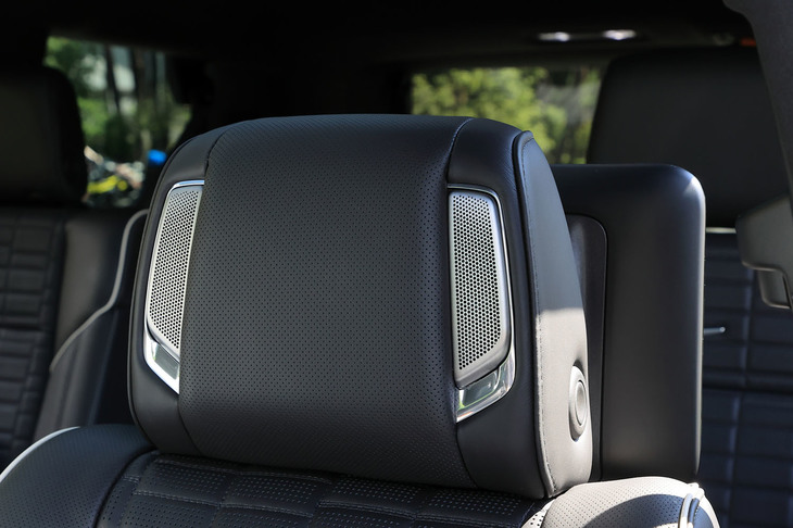 前席に備わるヘッドレストスピーカー。「エスカレード」にはAKGとGMが同車のために開発した3Dサラウンドサウンドシステムが標準装備となる。