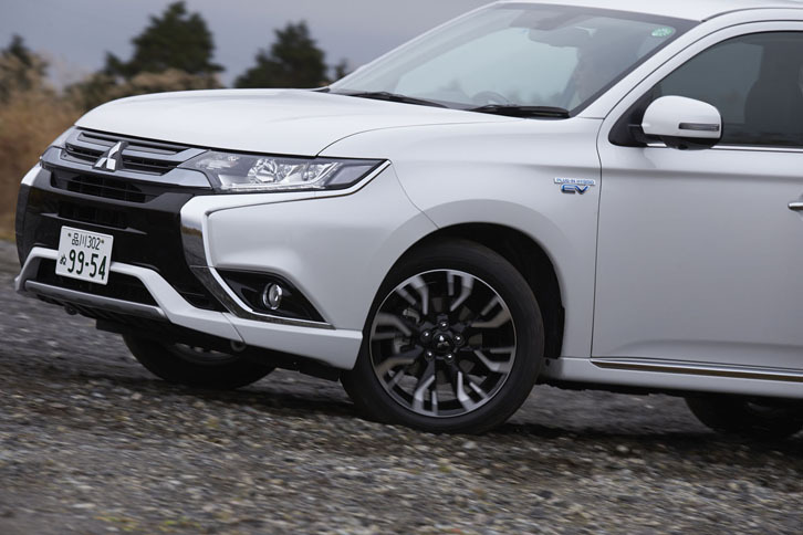 「アウトランダーPHEV」には、4輪のブレーキを制御することでドライバーの操作に忠実な挙動を実現しつつ走行安定性を高める、「アクティブヨーコントロール」が備わる。