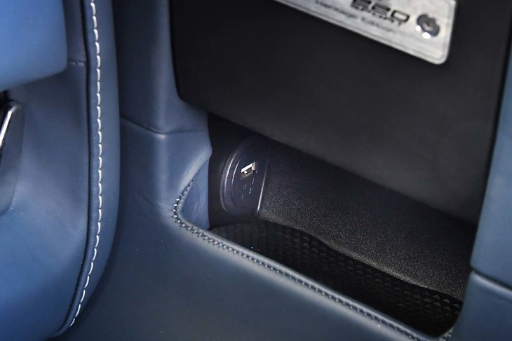 助手席側のサイドシル前方に設けられた小物入れスペースには、USBソケットが備わっている。