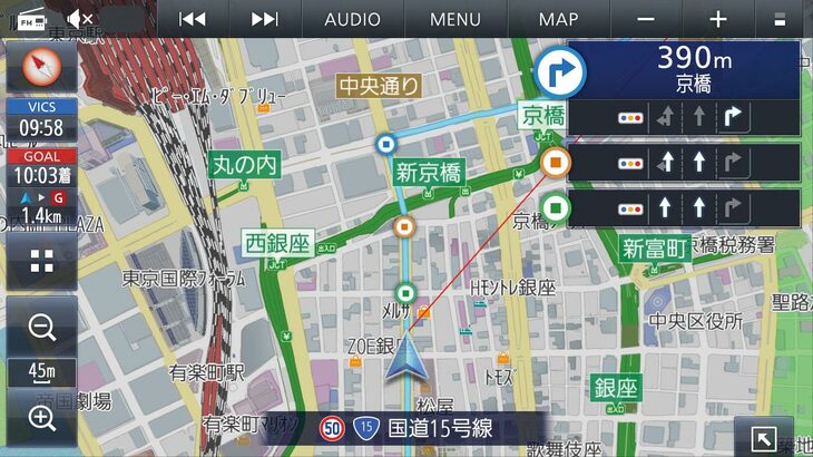 案内機能で改良されたのが交差点の車線案内。2022年モデルでは曲がる交差点のふたつ手前の交差点での車線案内まで表示するようになった。地図上のポイントと同色のマークでわかりやすさにも配慮。