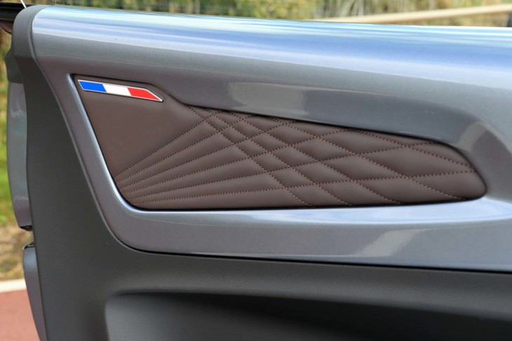 ドアの内張りにもトリコロールが。パネルにはダイヤモンドステッチが施されている。