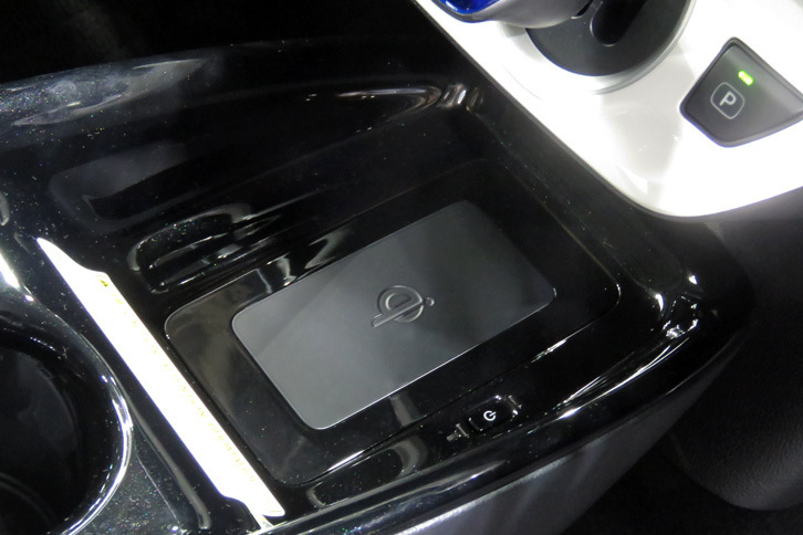 トヨタ・プリウスPHV（非接触充電装置）