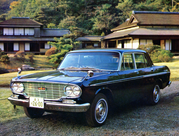 1964年「トヨタ・クラウン エイト」。ボディーは5ナンバーサイズの「クラウン」を拡大。全長4720mmに対して全幅1845mmという、極端に幅広のプロポーションが特徴。パワーウィンドウと電磁式ドアロック、クルーズコントロール（オプション）といった装備類も国産初だった。