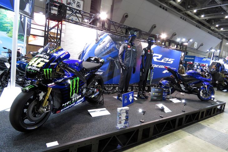 2002年の「ヤマハYZM-R1」（手前）と、「YZF-R25」（奥）。