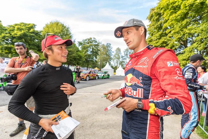 絶対王者セバスチャン・オジェと談笑する勝田貴元（左）。