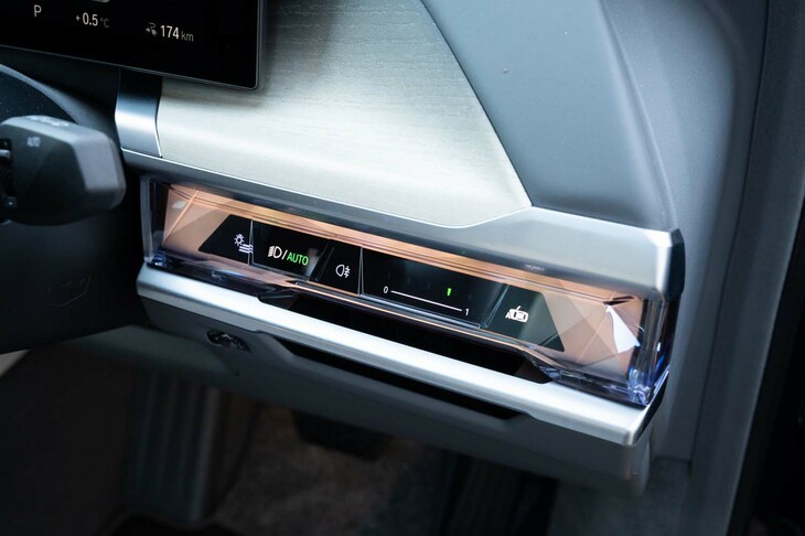 ステリングホイール右下のクリスタルバー。左から灯火類の設定とエアコンルーバーの設定、そしてドアの開閉スイッチ。