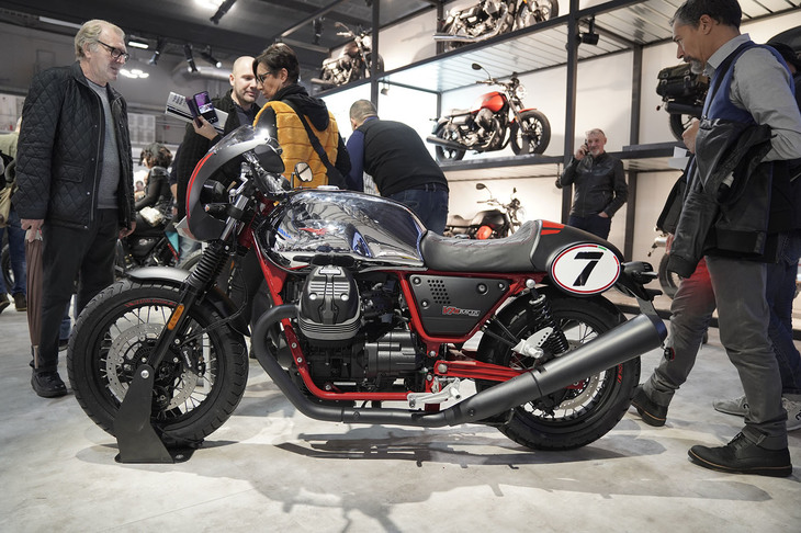 排気量744ccの縦置きV型2気筒エンジンを搭載する、「モト・グッツイV7」シリーズの最新モデル。カフェレーサースタイルの「V7レーサー」のデビュー10周年を記念した「V7 IIIレーサー10thアニバーサリー」だ。新形状のフロントカウルとスクリーンのほか、新しいグラフィックを採用。トップブリッジに10thアニバーサリーを記念する特別プレートがデザインされている。