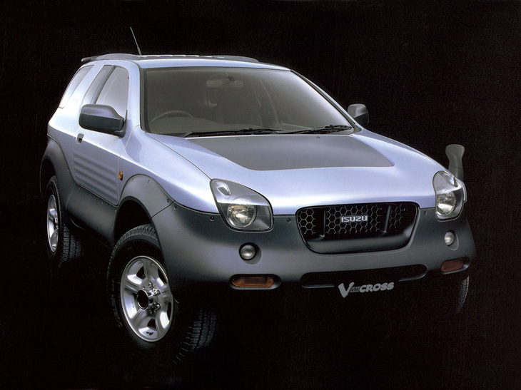 1997年「いすゞ・ビークロス」。ベースは「ビッグホーン」だが、プレミアムモデルということでエンジンは3.2リッターV6ガソリンのみ。当時は珍しかったバックカメラとモニターが標準装備されていた。