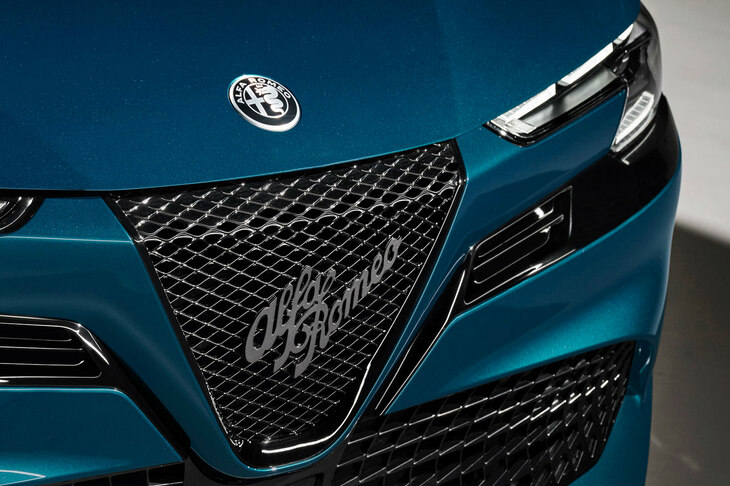 こちらはスタンダードモデルに装備される、「レジェンダ」のスクデット。