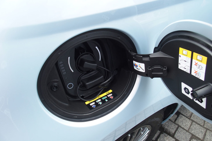 フィアット500e（充電口）