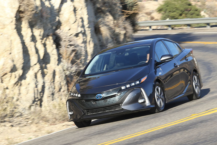 ワインディングロードを行く「トヨタ・プリウスPHV」。