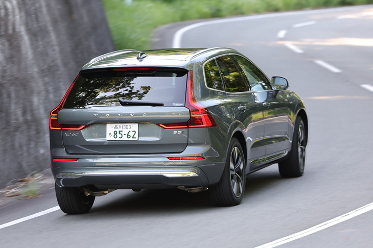 「XC60」のサスペンションはフロントがダブルウイッシュボーン、リアがマルチリンクとなる。今回試乗した4WDのマイルドハイブリッド車では、コーナーでのロールがうまく抑え込まれ、接地感の高いスポーティーな走りが味わえた。