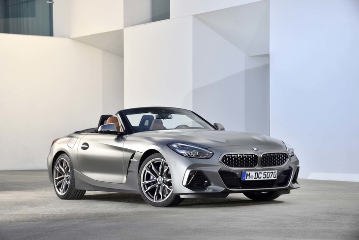 新型「Z4」は、重心を低く見せるようにデザインされたグリルとBMWでは初となる縦長のヘッドライトが、フロントでの特徴となる。