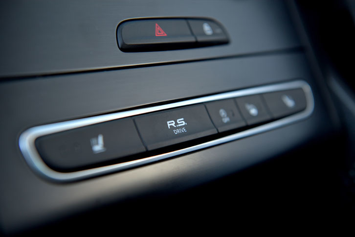 
	センターコンソールには「R.S.ドライブボタン」が備わる。これを押すだけで、走行モードがスポーツモードに切り替わる。
	