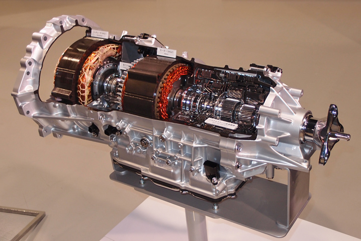 「Multi-stage THSII」。写真で右半分にあたる「システムステージ変速機構」の働きにより、幅広い速度域で効率とパフォーマンスを向上させたとうたわれる。