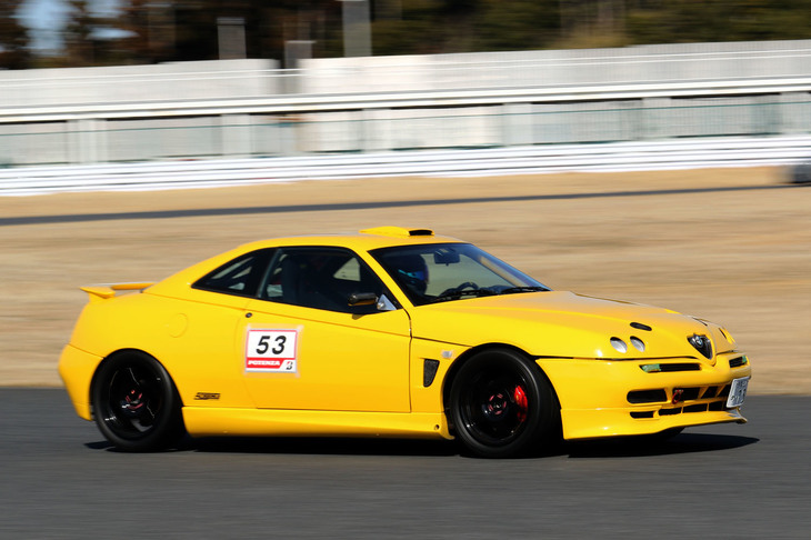 鮮やかなイエローに塗られた「アルファ・ロメオGTVカップ」。派手ないでたちと思ったらカップカーとのことだった。