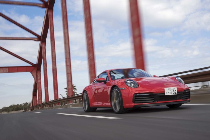 最高速度は308km/h。ベーシックな「911カレラ」の293km/hに比べ、15km/h高くなっている。