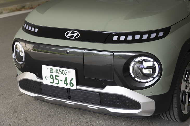 この手のフロントマスクの例によってヘッドランプは中段両サイドの丸いところ。「ラウンジ」と「ヴォヤージュ」はLEDだが最廉価グレード「カジュアル」はハロゲンランプになるようだ。